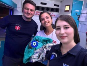 Sabırsız minik, dünyaya gözlerini ambulansta açtı