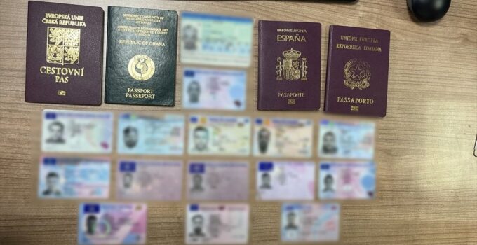 Sahte belgeleri kargoyla yurt dışına gönderdiği belirlenen zanlı İstanbul’da yakalandı