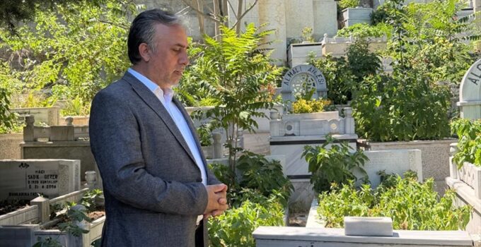 Şair Erdem Bayazıt, vefatının 18. yılında kabri başında anıldı
