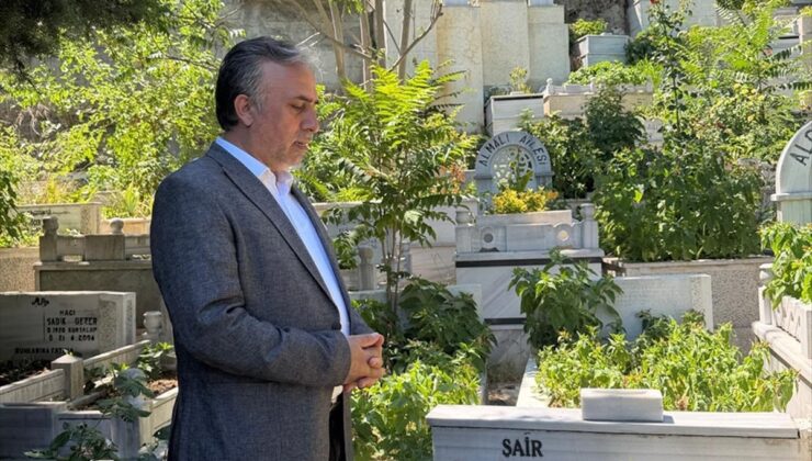Şair Erdem Bayazıt, vefatının 18. yılında kabri başında anıldı