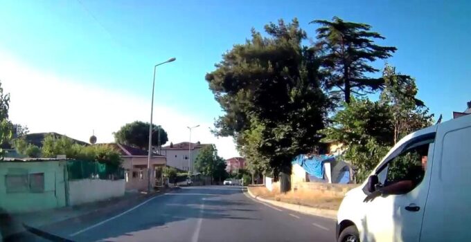 Sarıyer’de yol ortasında gerginlik: "Neden hızlı gittin?" tartışması kamerada