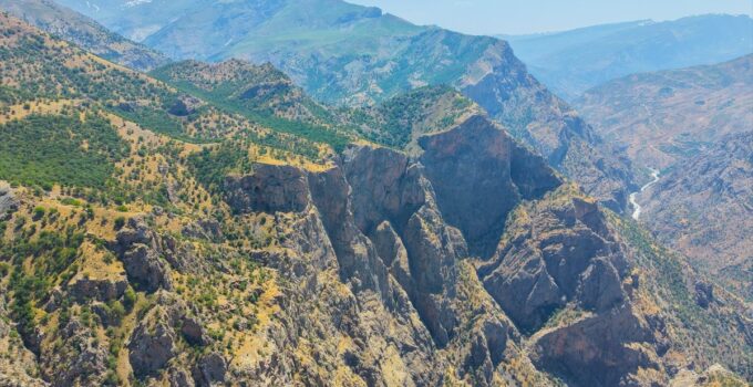 Siirt’te 2 bin 156 rakımlı Guharan Yaylası dronla görüntülendi