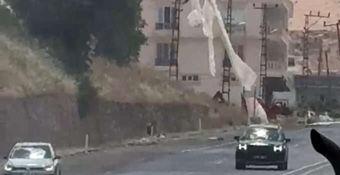 Siirt’te elektrik direğinde çıkan yangın paniğe neden oldu