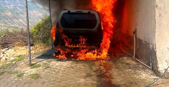 Siirt’te hafif ticari araçta çıkan yangın bitişikteki eve sıçradı