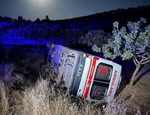 Siirt’te sağlıkçılar devrilen ambulansta kazayı yara atmadan atlattı