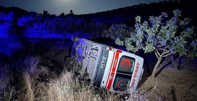 Siirt’te sağlıkçılar devrilen ambulansta kazayı yara atmadan atlattı