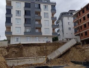Sinop’ta bir binanın istinat duvarı çöktü