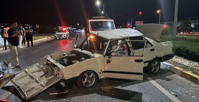 Sivas’ta devrilen otomobildeki 1’i ağır, 3 kişi yaralandı