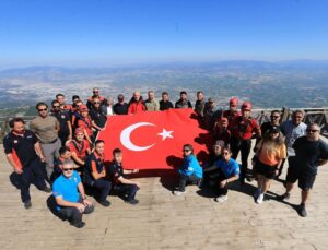 Spil Dağı’nda 15 Temmuz için bayrak değişimi