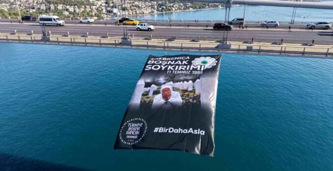 Srebrenitsa soykırımının 31. yıl dönümünde İstanbul Boğaz köprülerine pankartlar asıldı
