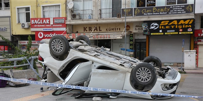 Takla atan otomobilde 19 ve 23 yaşındaki 2 genç can verdi