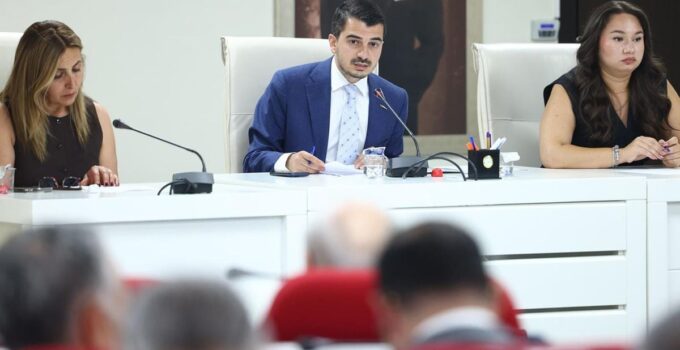 Tarihi zirve sırasında tatilde olduğu iddia edilen belediye başkanı sessizliğini bozdu