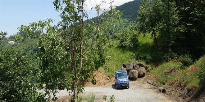 Trabzon'da ağaca çarpıp düşen İHA inceleniyor