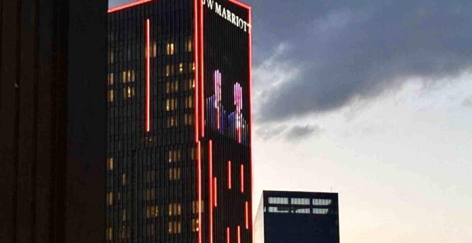 Trump’ın Ankara oteline Erdoğan’la fotoğraf yansıtıldı