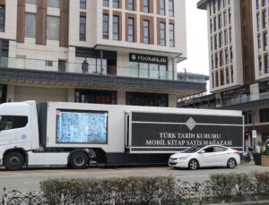 Türk Tarih Kurumunun “mobil kitap satış mağazası” Rize’ye geldi