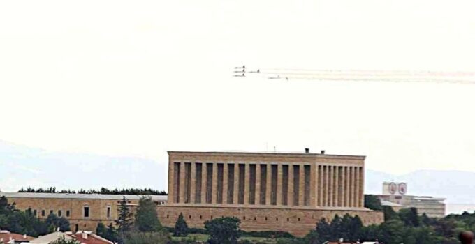 Türk Yıldızları’ndan Ankara semalarında prova uçuşu
