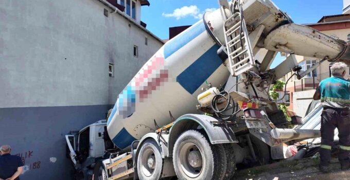 Ümraniye’de beton mikseri binaya çarptı: 1 yaralı