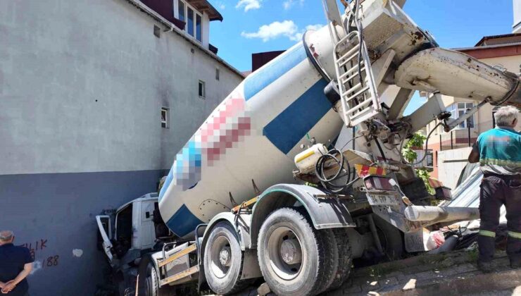 Ümraniye’de beton mikseri binaya çarptı: 1 yaralı