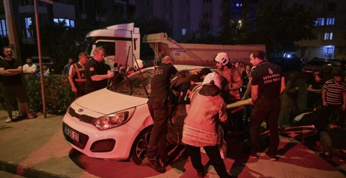 Ümraniye’de kamyon ile otomobilin çarpıştığı kazada 1’i ağır, 4 kişi yaralandı