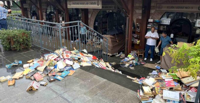 Üsküdar Sahaflar Çarşısı’nı su bastı: Yüzlerce kitap kullanılamaz hale geldi