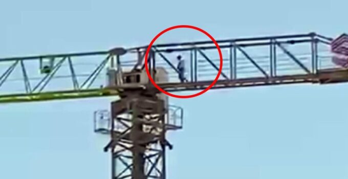 Vinç operatörü 40 metre yükseklikte namaz kılıp çalışmaya devam etti