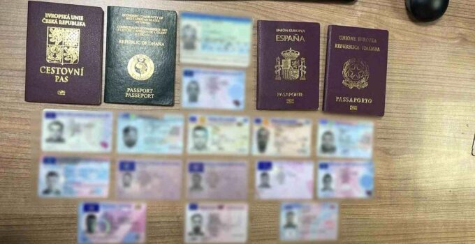 Yurt dışına gönderilecek kargodan sahte pasaport ve kimlik çıktı