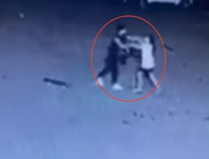 11 yaşındaki çocuğu site bahçesinde darbetti; olay kamerada