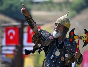 72 yaşındaki Hasan Keskin, Malazgirt Zaferi’nin 955. yıl dönümünde Ahlat’ta