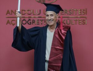 76 Yaşındaki Yusuf Yücel, 10. Üniversite Programından da Mezun Oldu