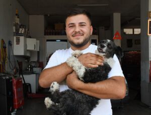 Adana’da Esnaf Boğulmak Üzere Olan Köpeği Kurtardı