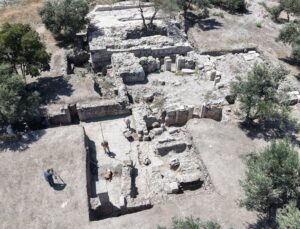 Apollon Smintheus Kutsal Alanı’nda Roma Hamamı’nın soğuk havuzları ve soyunma odası gün yüzüne çıkarılıyor