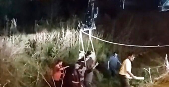 Arnavutköy’de Bataklığa Saplanan İnek İş Makineleriyle Kurtarıldı