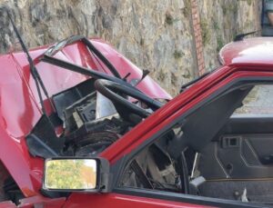 Ataşehir’de Direksiyon Hakimiyeti Kaybı: İstinat Duvarına Çarpan Otomobilde 3 Yaralı