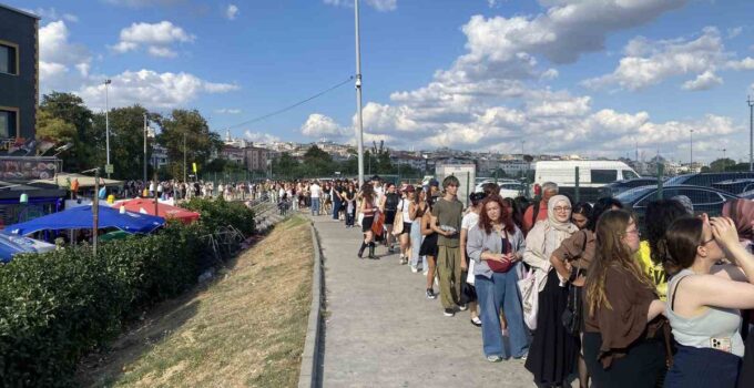 Ateez konseri öncesi Yenikapı’da uzun kuyruklar