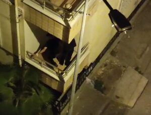 Balkondan eve giren 2 hırsız polise yakalandı
