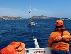 Bodrum’da makine arızası yapan tekne Turgutreis’e çekildi
