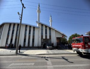 Bolu’da Otomobil Cami Duvarına Çarptı: 2 Yaralı