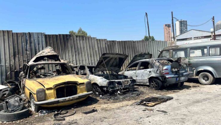 Bornova’da Otomobil Yangını: 4 Araç Kullanılamaz Hale Geldi
