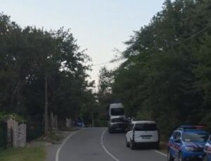 Çatalca’da silahlı şüpheli evine kapandı