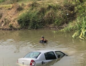 Ceyhan’da Otomobil Nehire Düştü, Sürücü Kendini Kurtardı