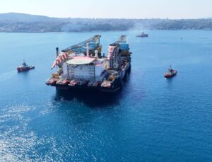 Dünyanın En Büyük 3. Vinç Gemisi ‘Saipem 7000’ İstanbul Boğazı’nda
