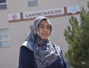 Eğitim hayalinden vazgeçmeyen 4 çocuk annesi, 35 yıl sonra üniversiteli oldu