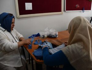Engelli bireyler ve anneleri kırkyama kursunda atık kıyafetleri ürüne dönüştürüyor