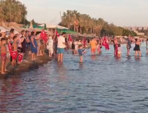 Erdek’te 30 Ağustos Coşkusu: Gezi Teknesi ve Sahil Bayraklarla Bir Arada