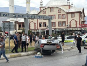 Erzincan’da Takla Atan Otomobilde 2 Yaralı