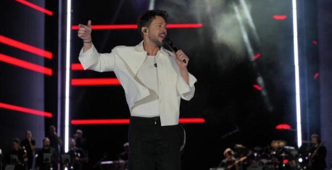 Erzurum’da Murat Boz rüzgarı! Sevilen şarkılarıyla sahneyi salladı