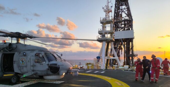 Fatih gemisinde kaza: Personel helikopterle hastaneye sevk edildi