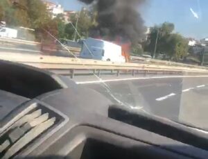 Fatih’te araç yangını: Yol trafiğe kapatıldı