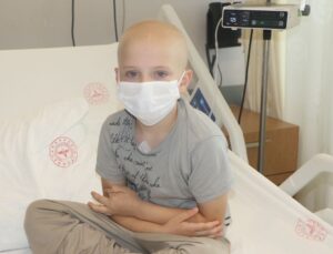 Harun’un 20 cm’lik tümörü tedaviyle temizlendi