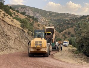Hizan’da köy yolu çalışmaları sürüyor